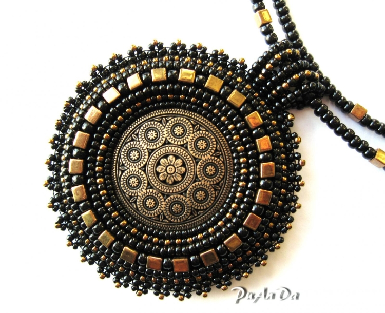 Круглый кулон из бисера