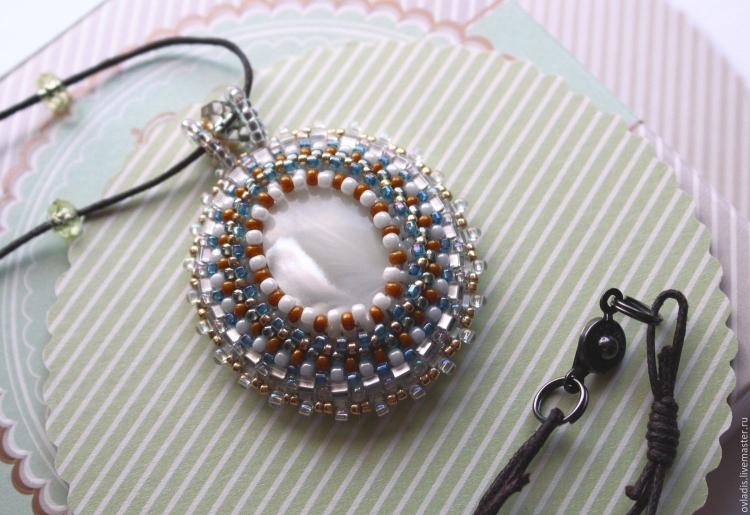 Круглый кулон из бисера