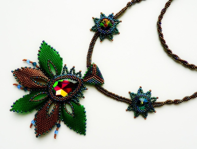 Кулон из бисера с риволи