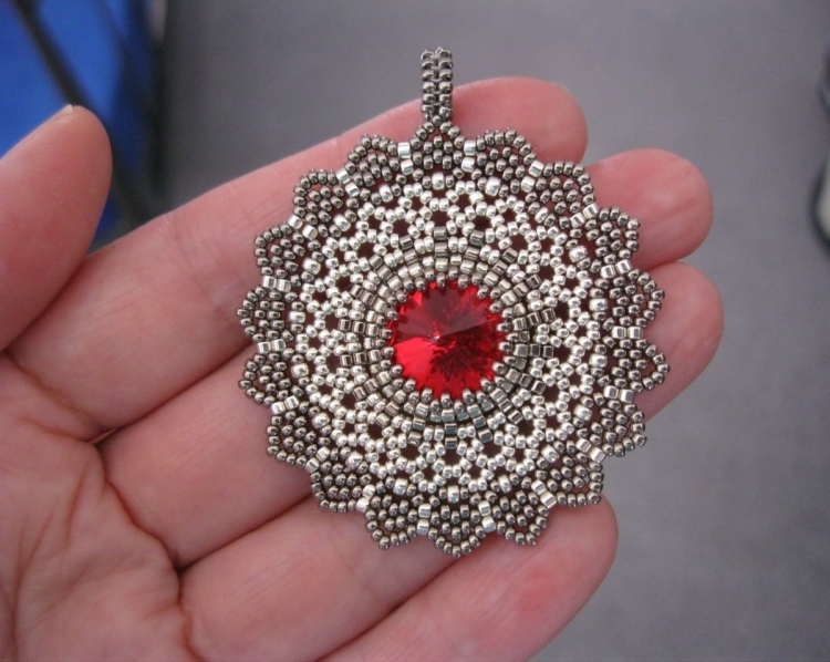 Кулон из бисера с риволи