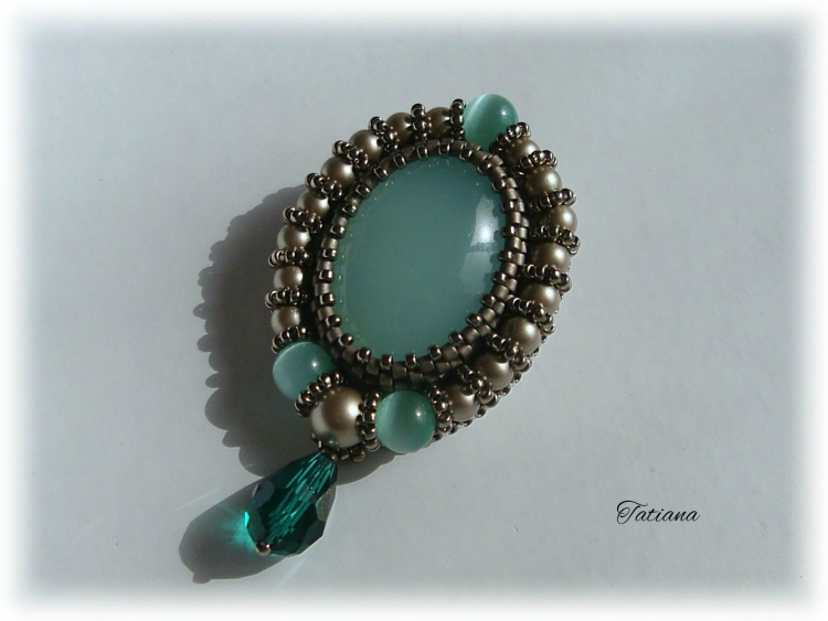 Брошь из бисера с кабошоном