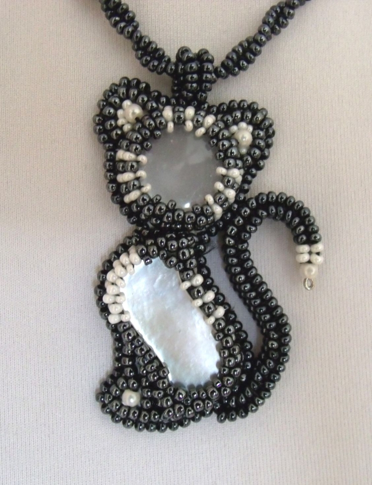 Кулон из бисера