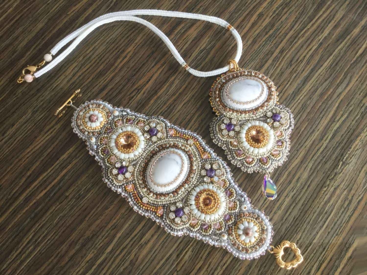 Украшения вышитые бисером