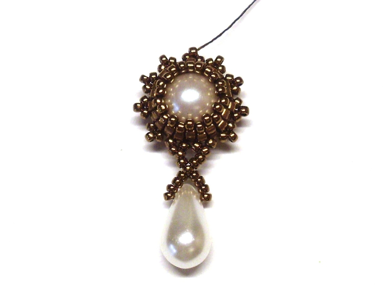 Серьги из бисера бусин и подвесок