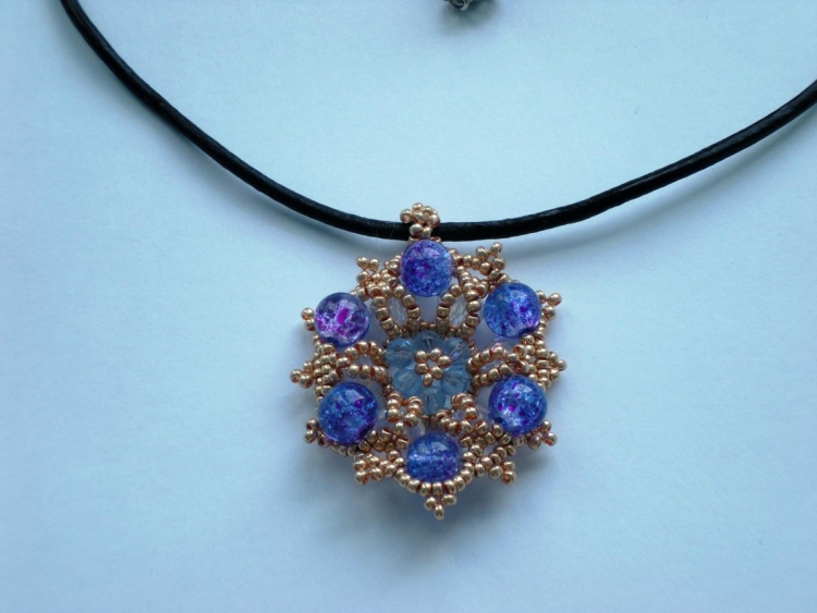 Кулоны из бисера и бусин