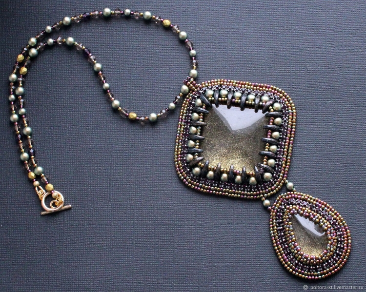 Кулон из бисера