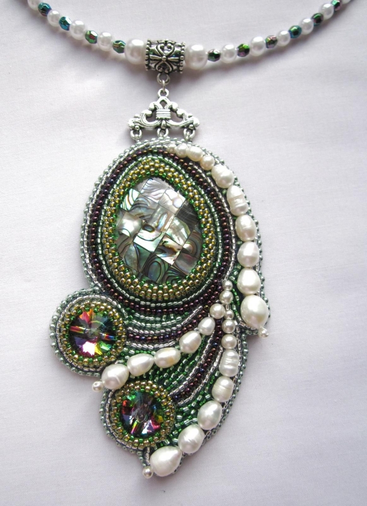 Кулоны с кабошонами и бисером