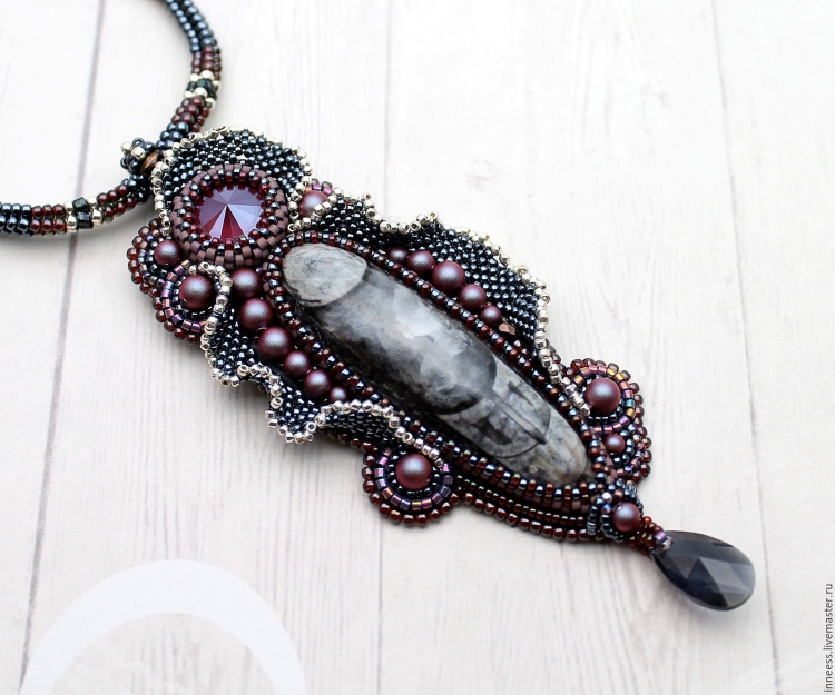 Кулон из бисера и камнями