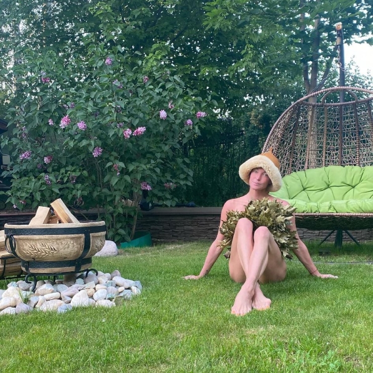 Снимок Волочковой в саду