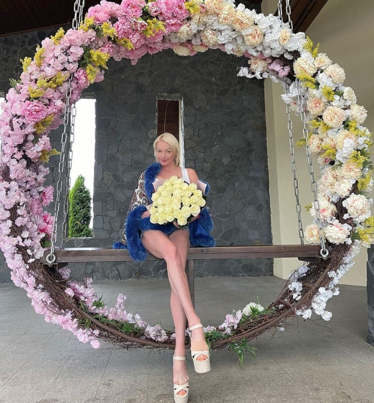 Анастасия Волочкова на шпильках