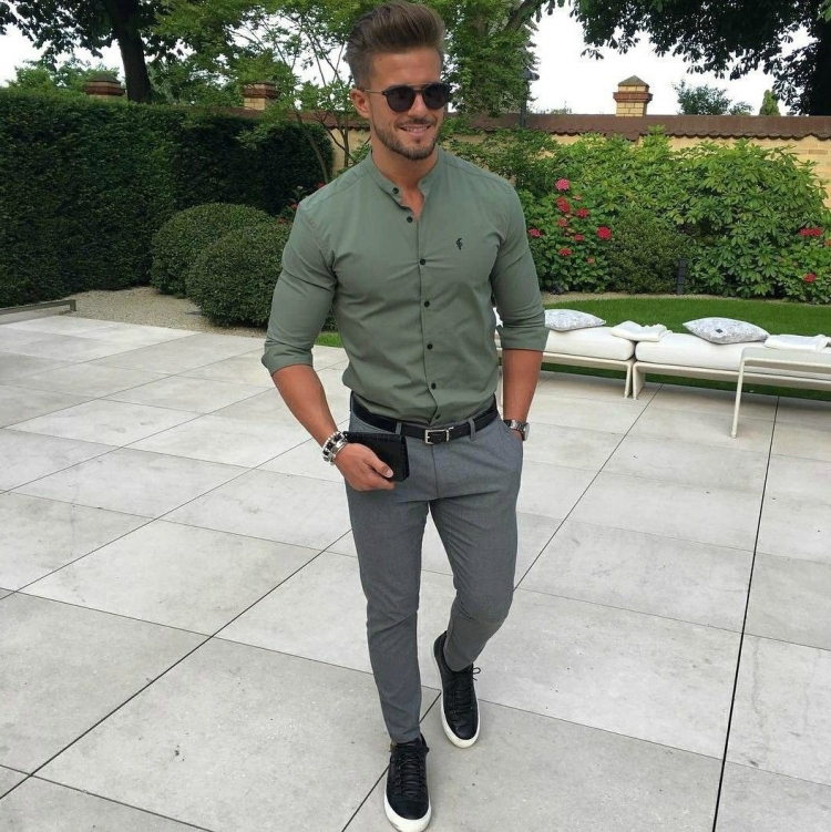 Мужской лук с серыми брюками