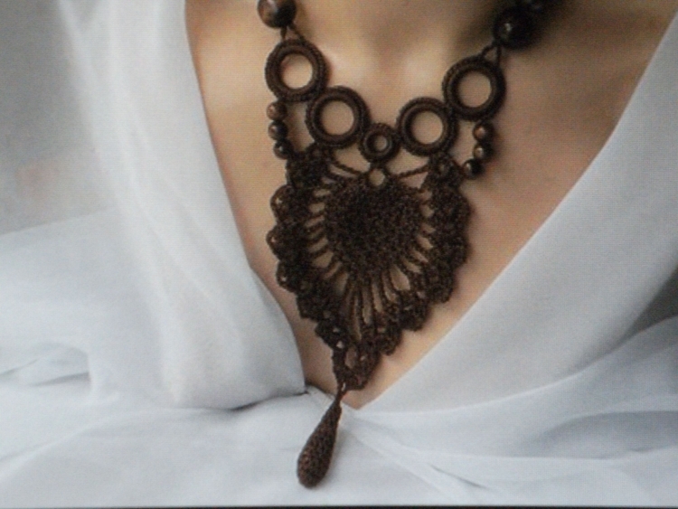 Украшения крючком на шею