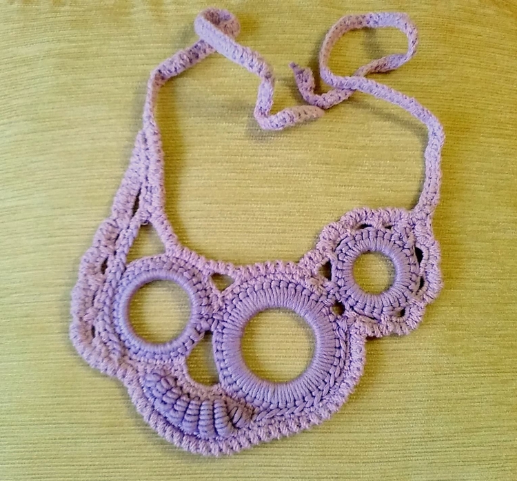 Вязаное ожерелье крючком