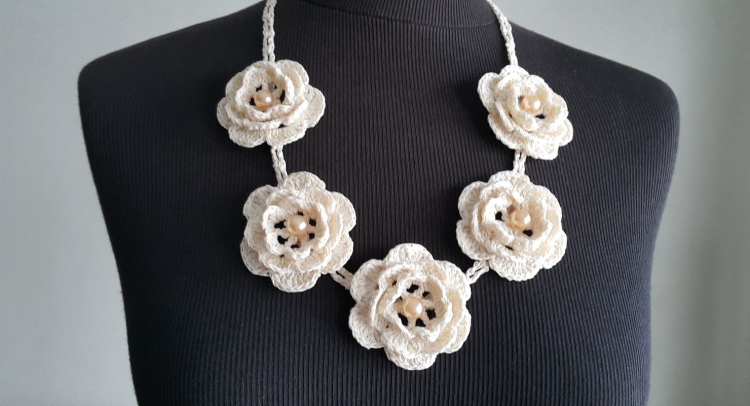 Украшение вязаных изделий бусинами