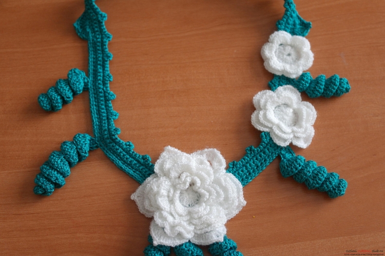 Вязаное ожерелье крючком