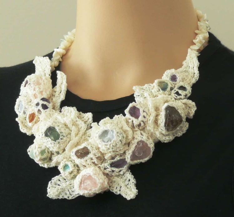 Необычные вязаные украшения