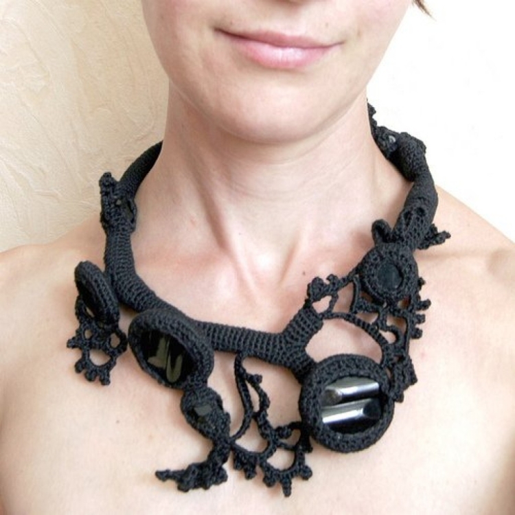 Вязаные украшения на шею