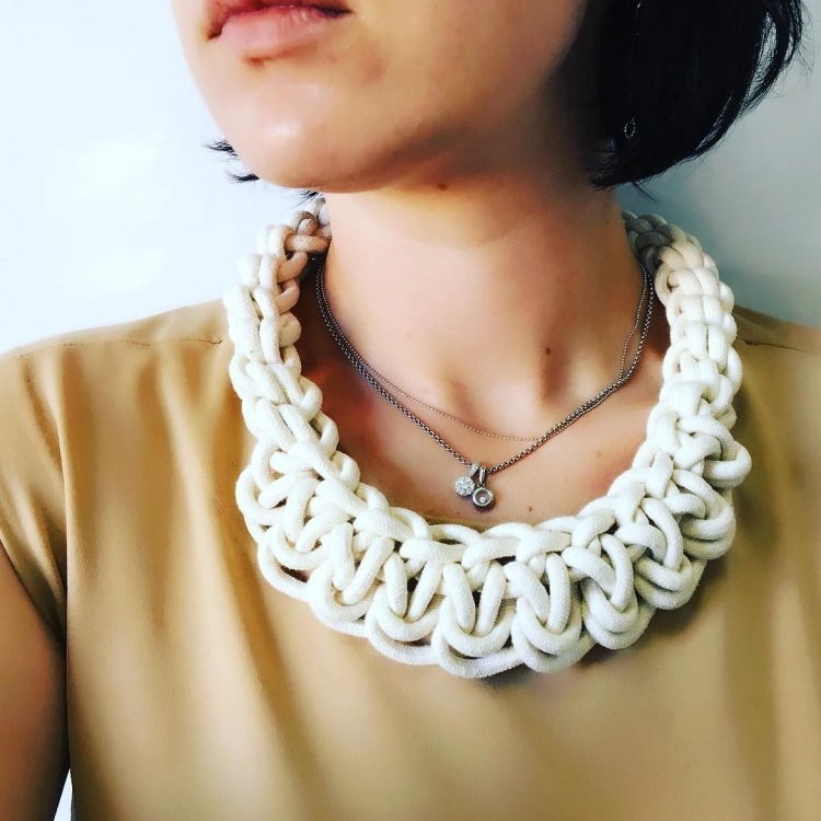 Вязаные украшения с цепочкой