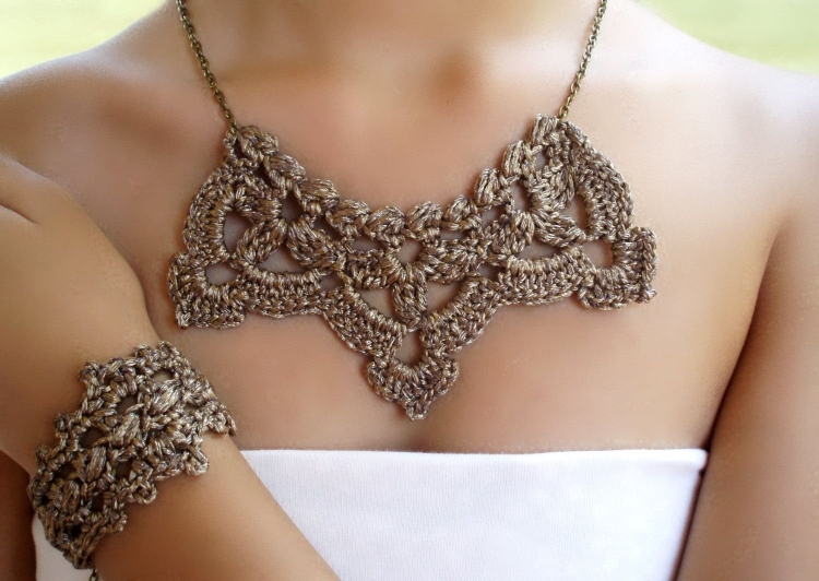 Вязаное свадебное колье