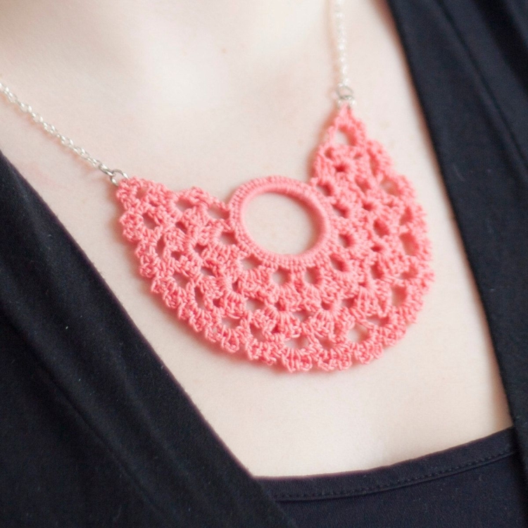 Вязаные украшения с кольцом на шею