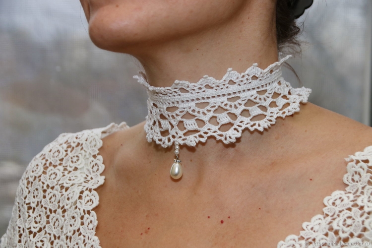 Кружевное украшение на шею