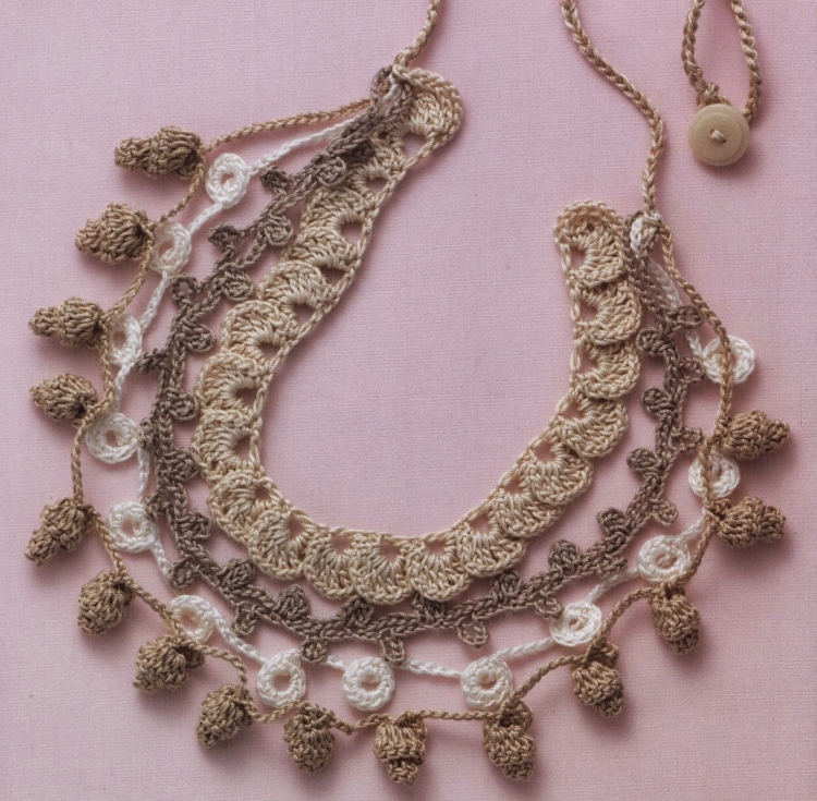 Необычные вязаные украшения