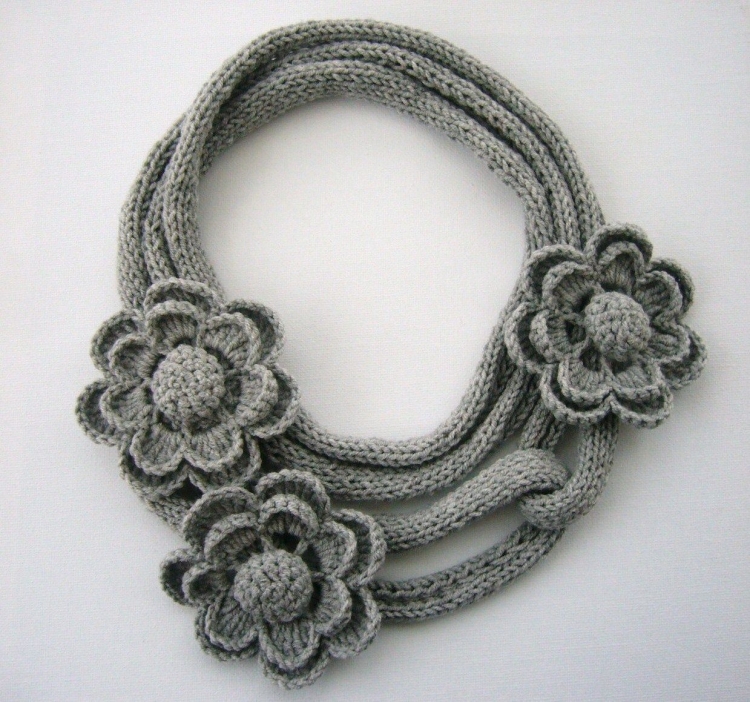 Вязаное колье из шнура