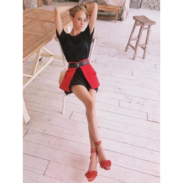 Платье с красными туфлями