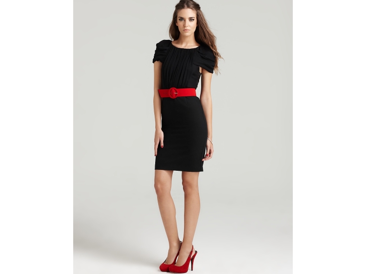 Черное платье с красным ремешком