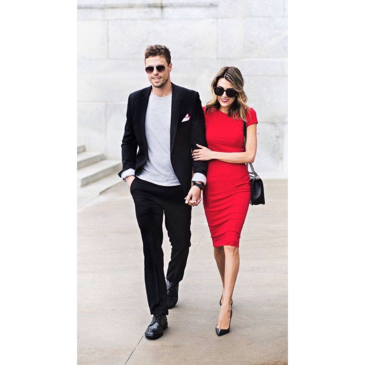 Блондинка в Вечернем платье со спины