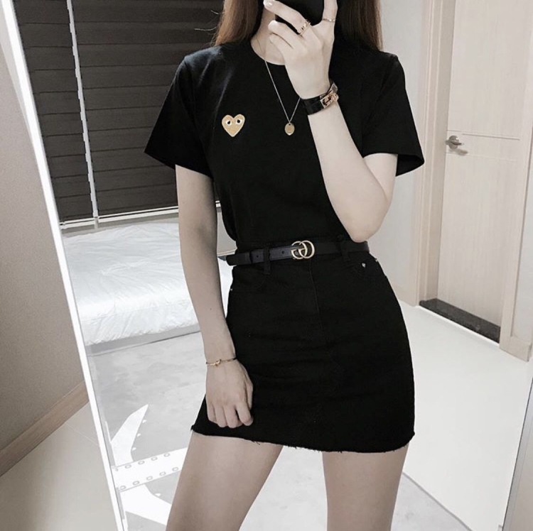 Черное платье с красным ремешком