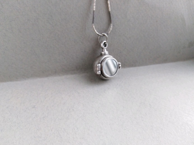 Кулон с потайным отделением