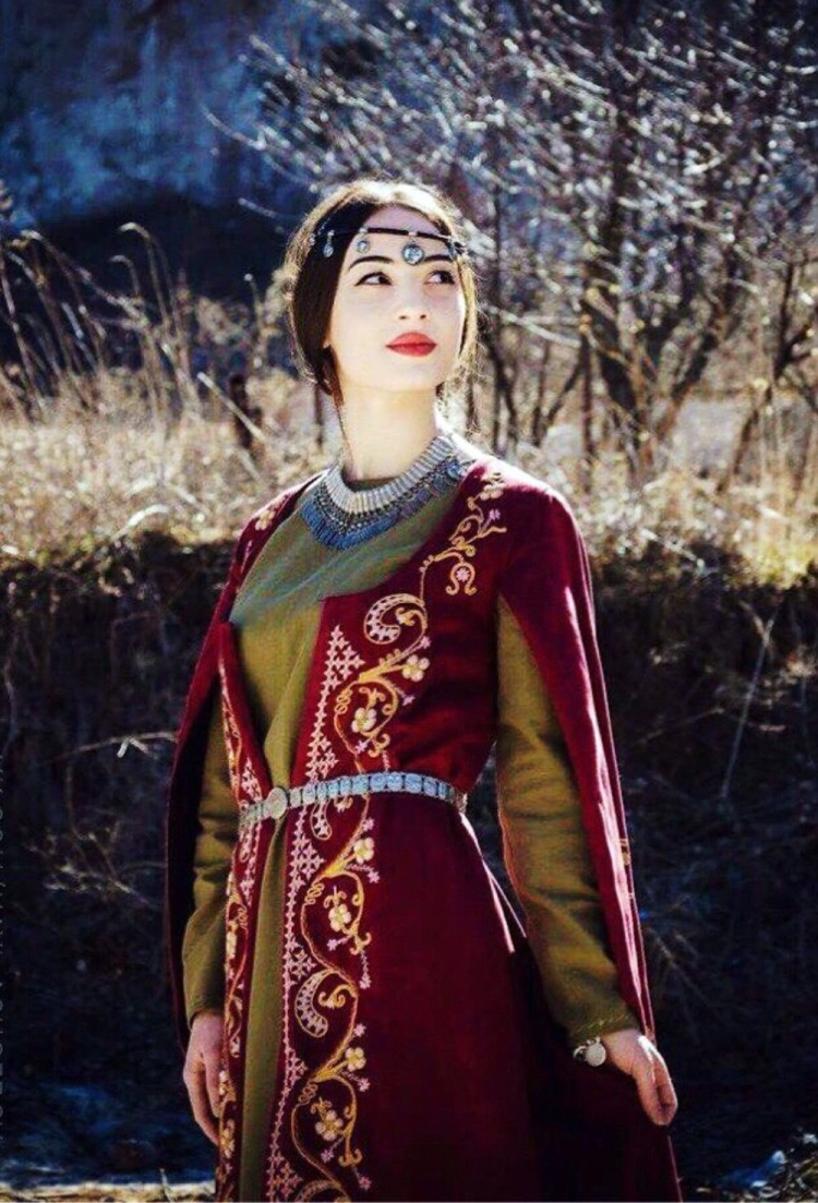 Армянский национальный костюм Сирушо