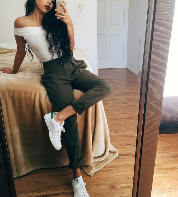 Красивая армянка в национальном костюме