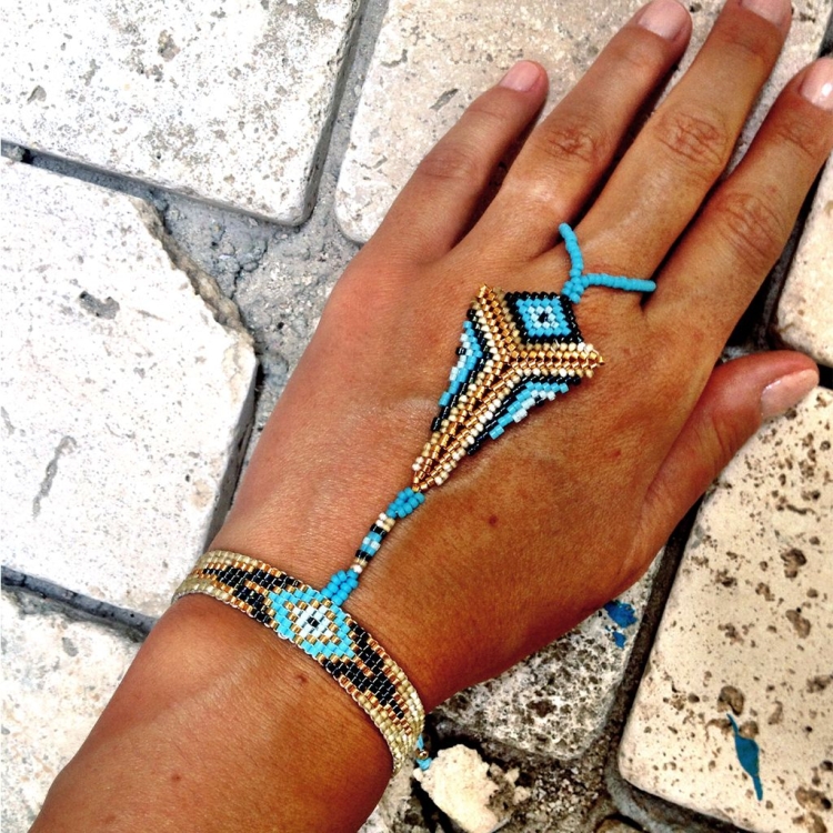 Слейв браслет из бисера