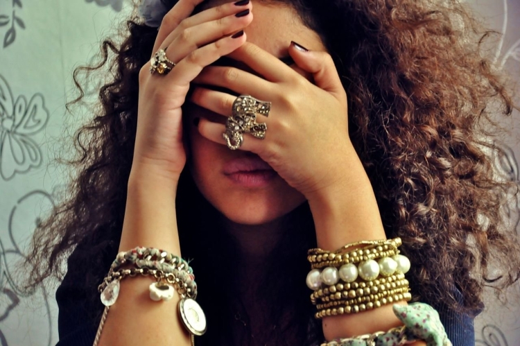 Много украшений на девушке