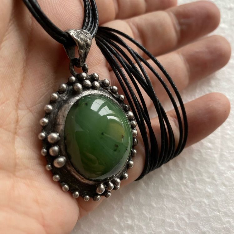 Нефритовый кулон Жади