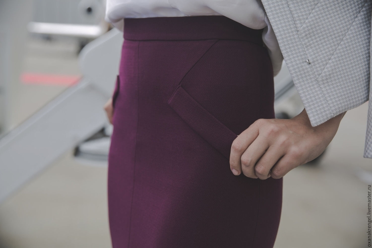 Трикотажное платье с поясом