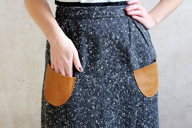 Платье прямое до колена свободного покроя рукавом с карманами