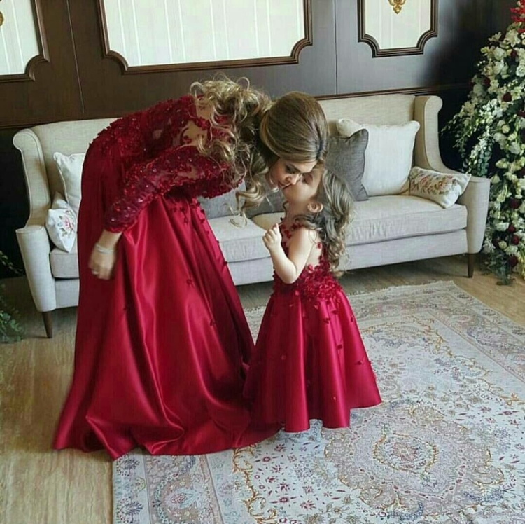 Мама и дочь в шикарных платьях