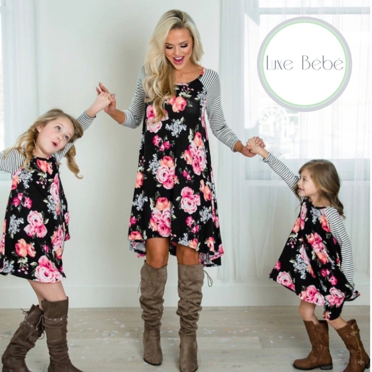 Мама и дочка с платьем