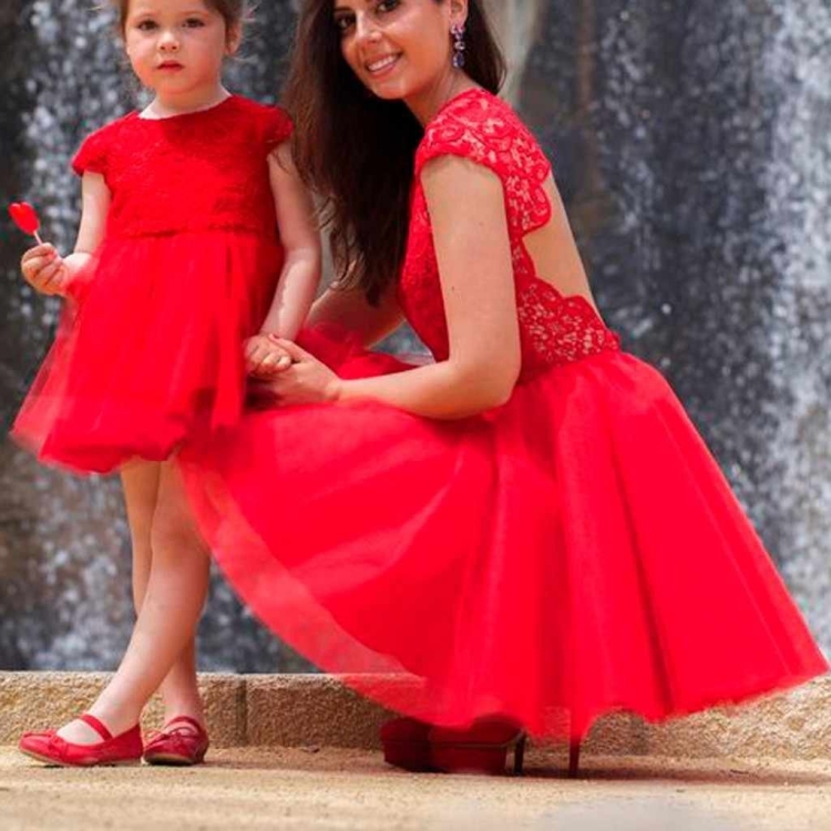 Мама и дочь в шикарных платьях