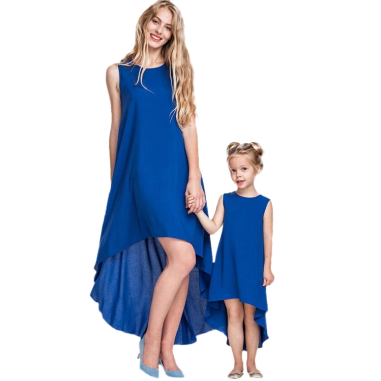 Мама и дочка с платьем