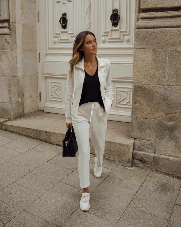 Широкие брюки с ботинками