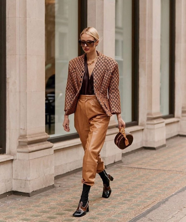 Светлые брюки зимой