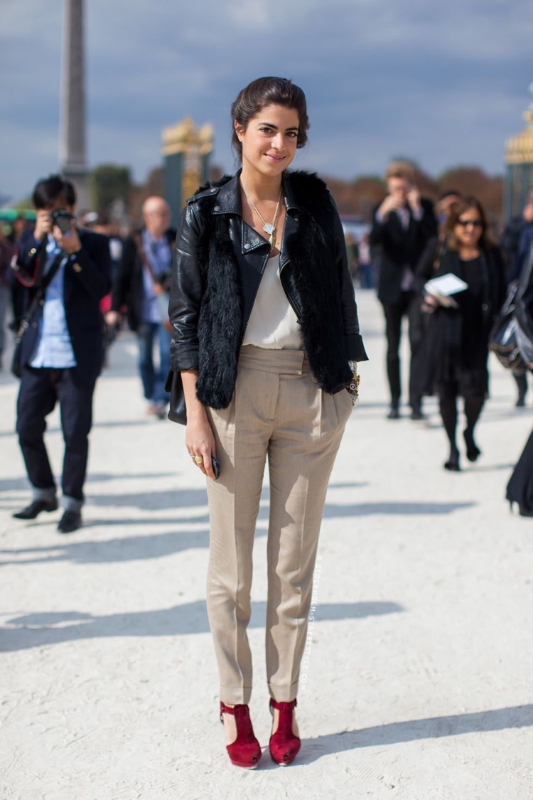 Девушка в бежевых туфлях