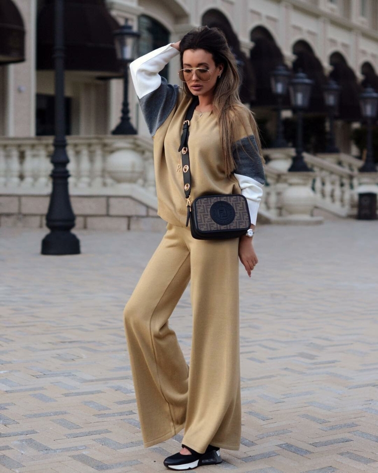 Бежевые брюки с рубашкой женские