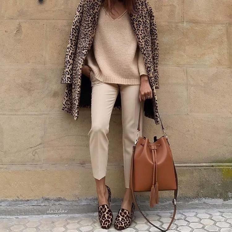 Образ с бежевыми брюками