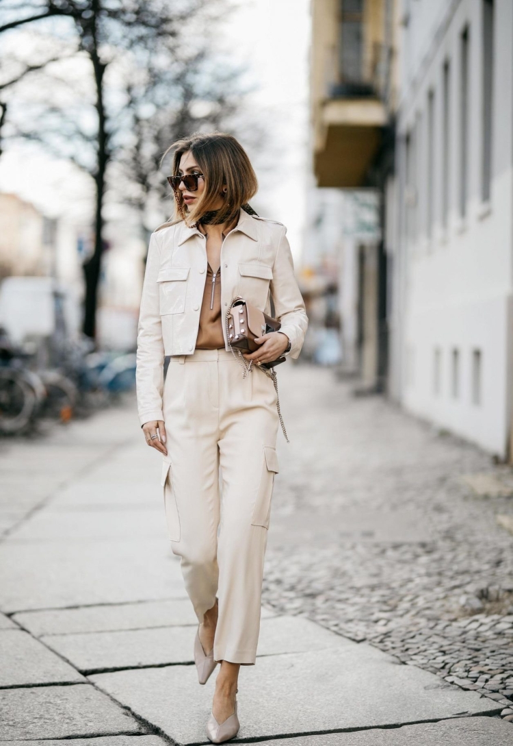 Образ с бежевыми брюками