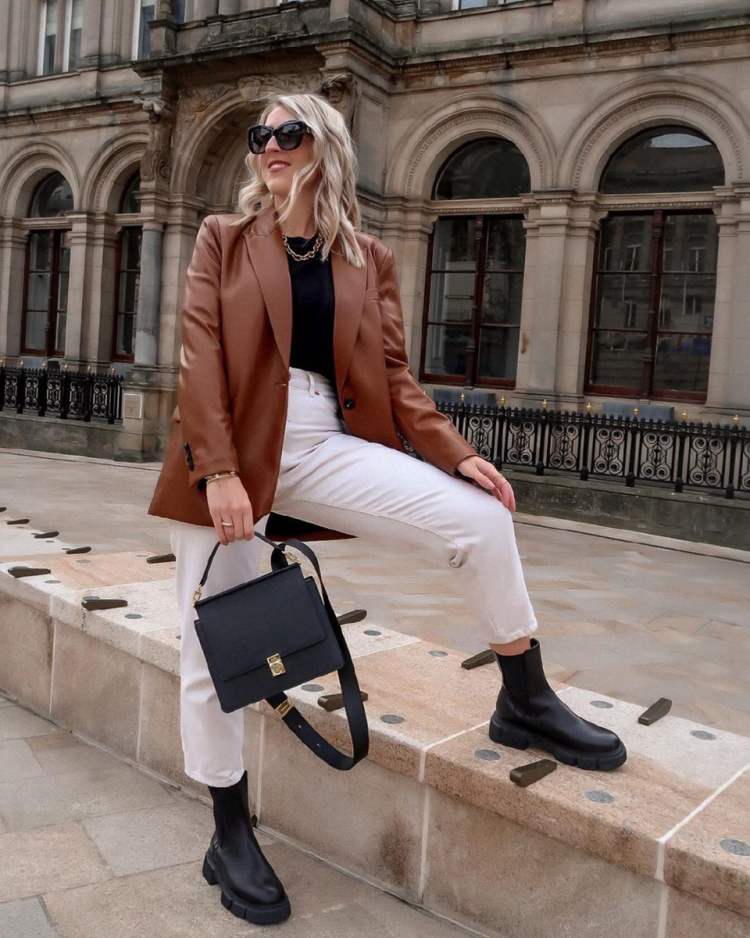 Бежевые брюки с кедами женские